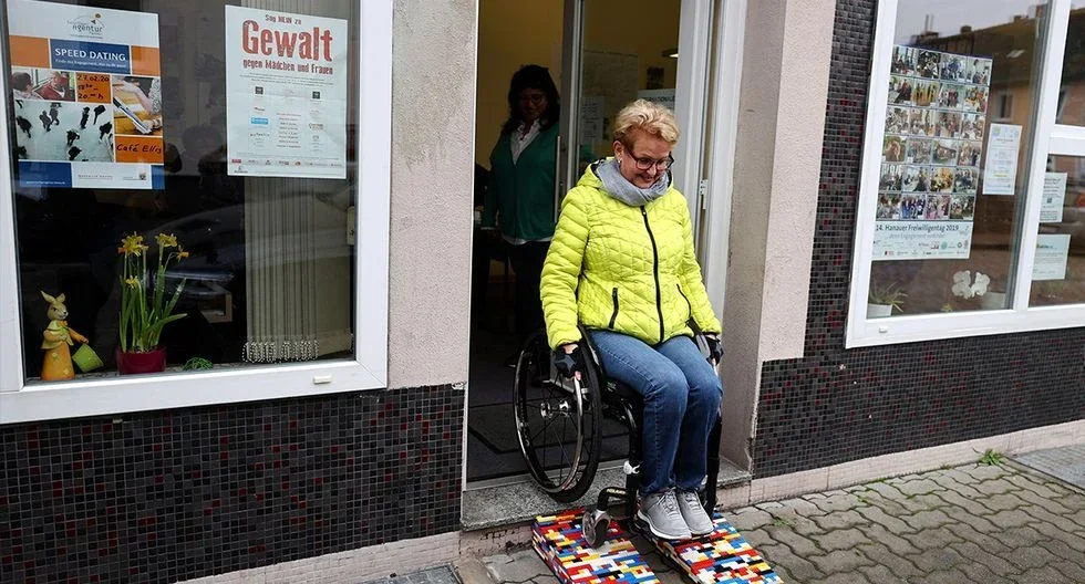 Rampa construida con piezas de LEGO para facilitar el acceso de personas usuarias de silla de ruedas.