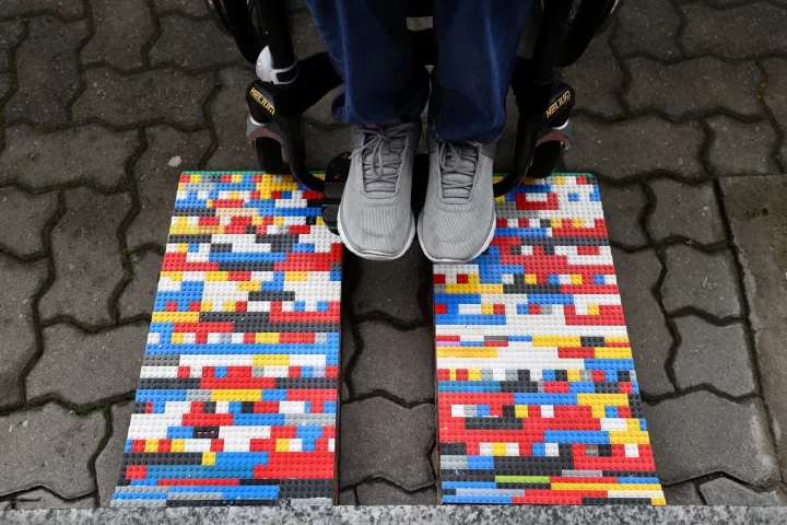 Construyen rampas para personas con discapacidad utilizando piezas de LEGO.
