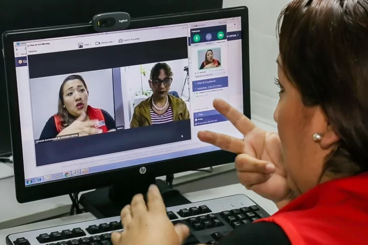 Photo of the CONADIS video-call interpreter screen.