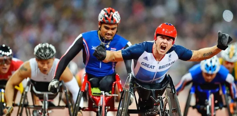 Atletas en silla de ruedas compiten en una carrera de los Juegos Paralímpicos.